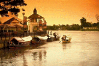 Sarawak%20Borneo%20Kuching%20waterfront